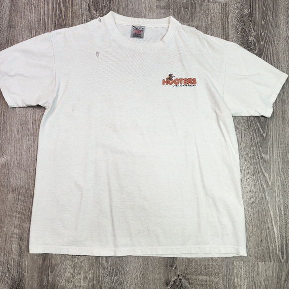HOOTERS Fire Department Graphic White T Shirt Distressed Men's Large - Picture 3 of 14